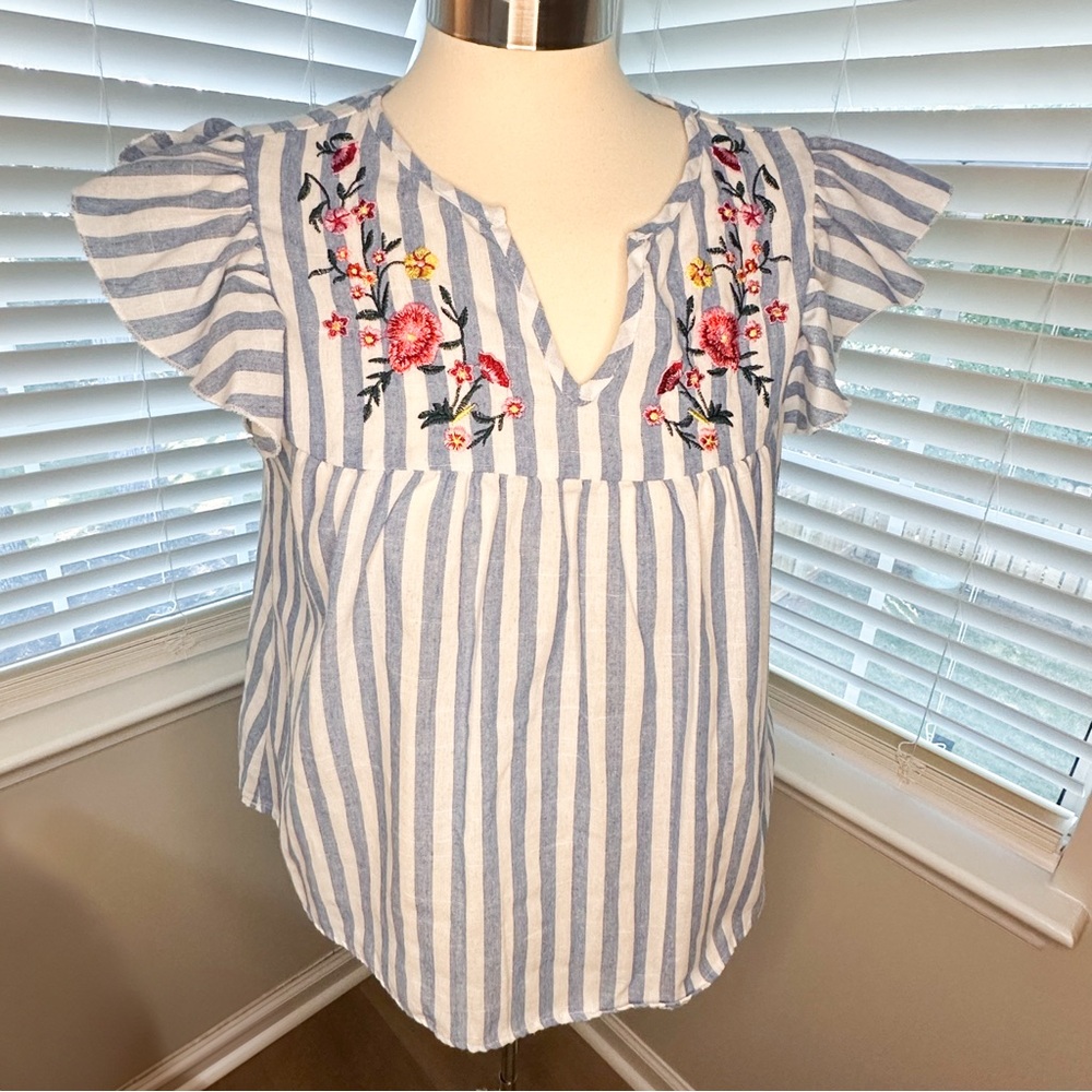 SHEIN Blue and White Flutter Sleeve Floral Embroidered cottagecore Blouse EUC